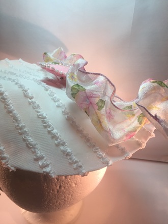 White saucer headpiece Kiss lips Collection 