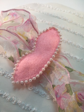 White saucer headpiece Kiss lips Collection 