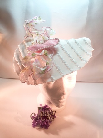 White saucer headpiece Kiss lips Collection 