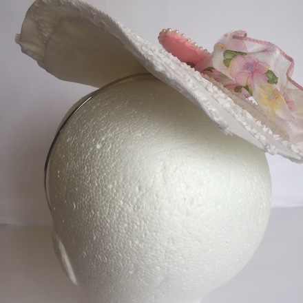 White saucer headpiece Kiss lips Collection 