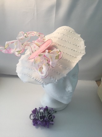 White saucer headpiece Kiss lips Collection 