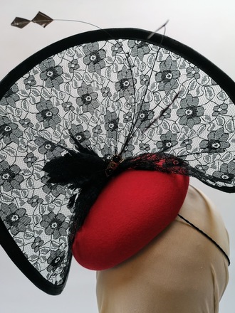 FREYA - button cocktail hat in black and red