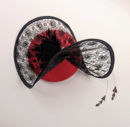 FREYA - button cocktail hat in black and red