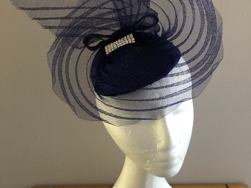 For Sale: Navy fascinator hatinator with crin and bow detail. Wedding 