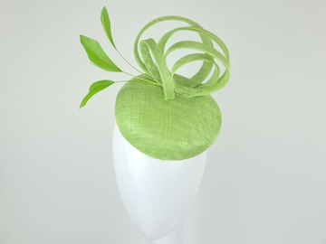 For Sale: Green Straw Fascinator Cocktail Hat - Abril