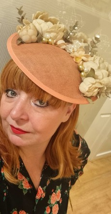 Large saucer percher hatinator in vintage cream and salmon