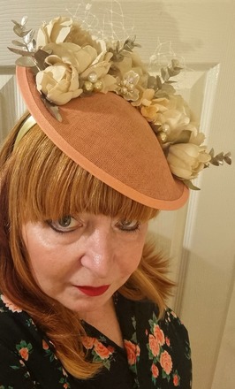 Large saucer percher hatinator in vintage cream and salmon
