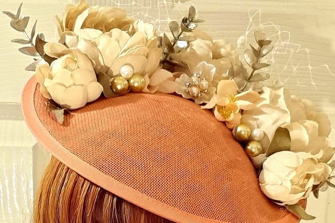 Large saucer percher hatinator in vintage cream and salmon