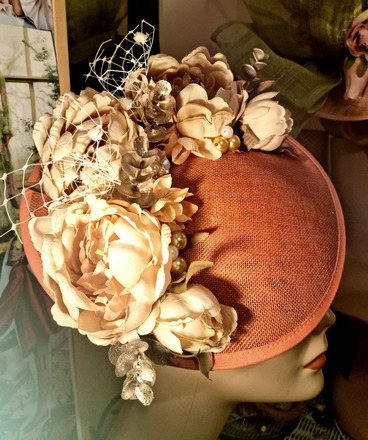 Large saucer percher hatinator in vintage cream and salmon