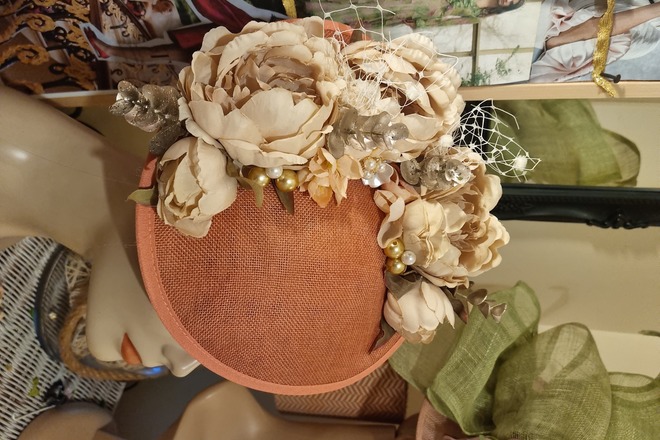 Large saucer percher hatinator in vintage cream and salmon