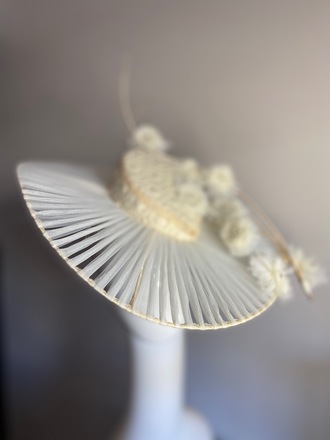 Crème lace hat with transparent brim