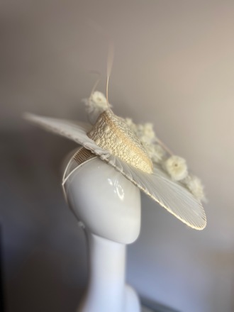 Crème lace hat with transparent brim