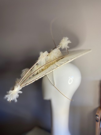 Crème lace hat with transparent brim