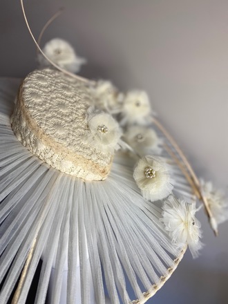 Crème lace hat with transparent brim